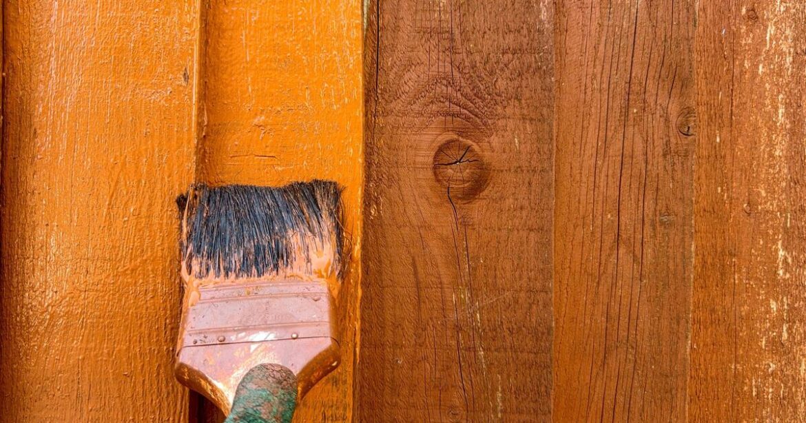 How to paint a garden fence – no brush needed How to paint a garden fence – no brush needed