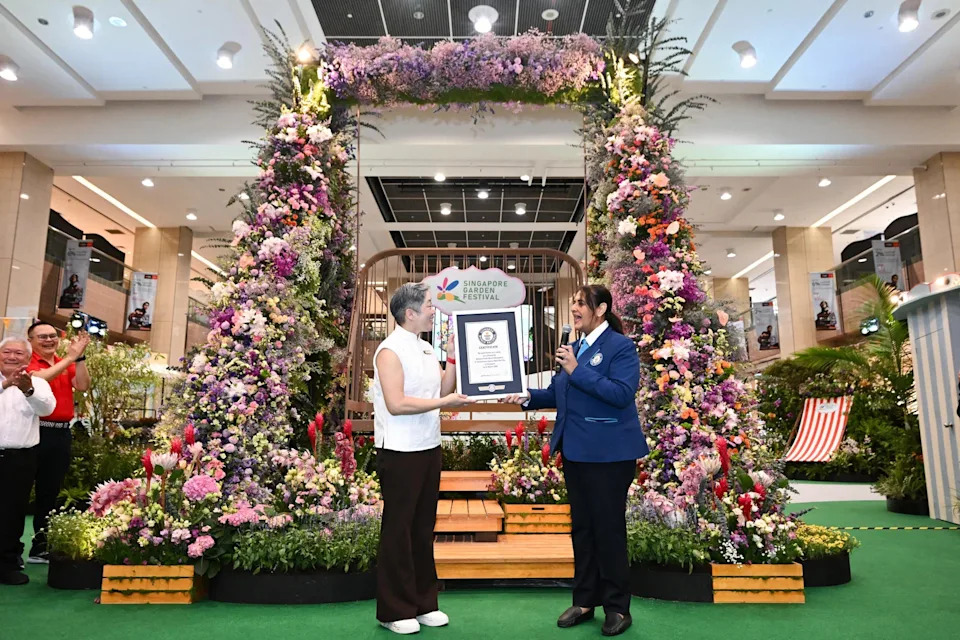 Guinness World Records official adjudicator Sonia Ushirogochi (right) presenting a certificate for the “Most Flowers on a Swing” to NParks chief executive Hwang Yu-Ning on March 12.