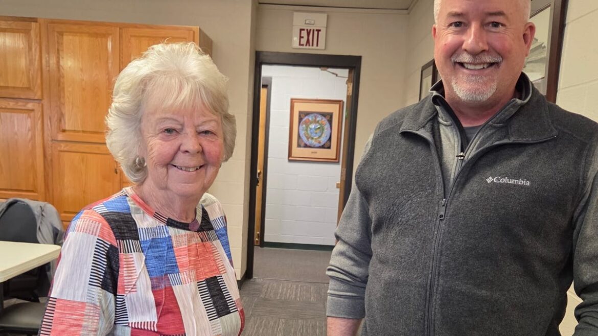 Gardening expert shares essential pruning tips at meeting