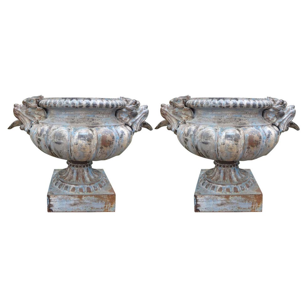 <p>Pair of 19th Century French Cast Iron Garden Urns</p>