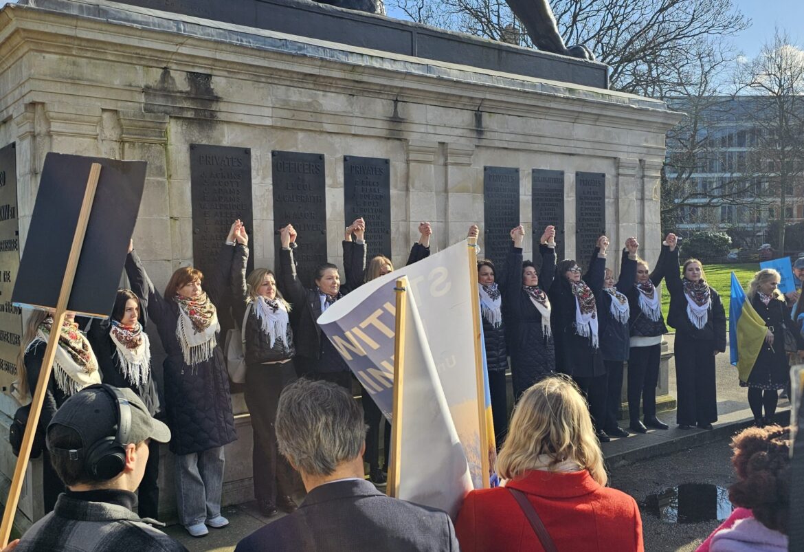 Ukrainian refugees in Reading sing haunting melody in Forbury Gardens – Reading Today Online