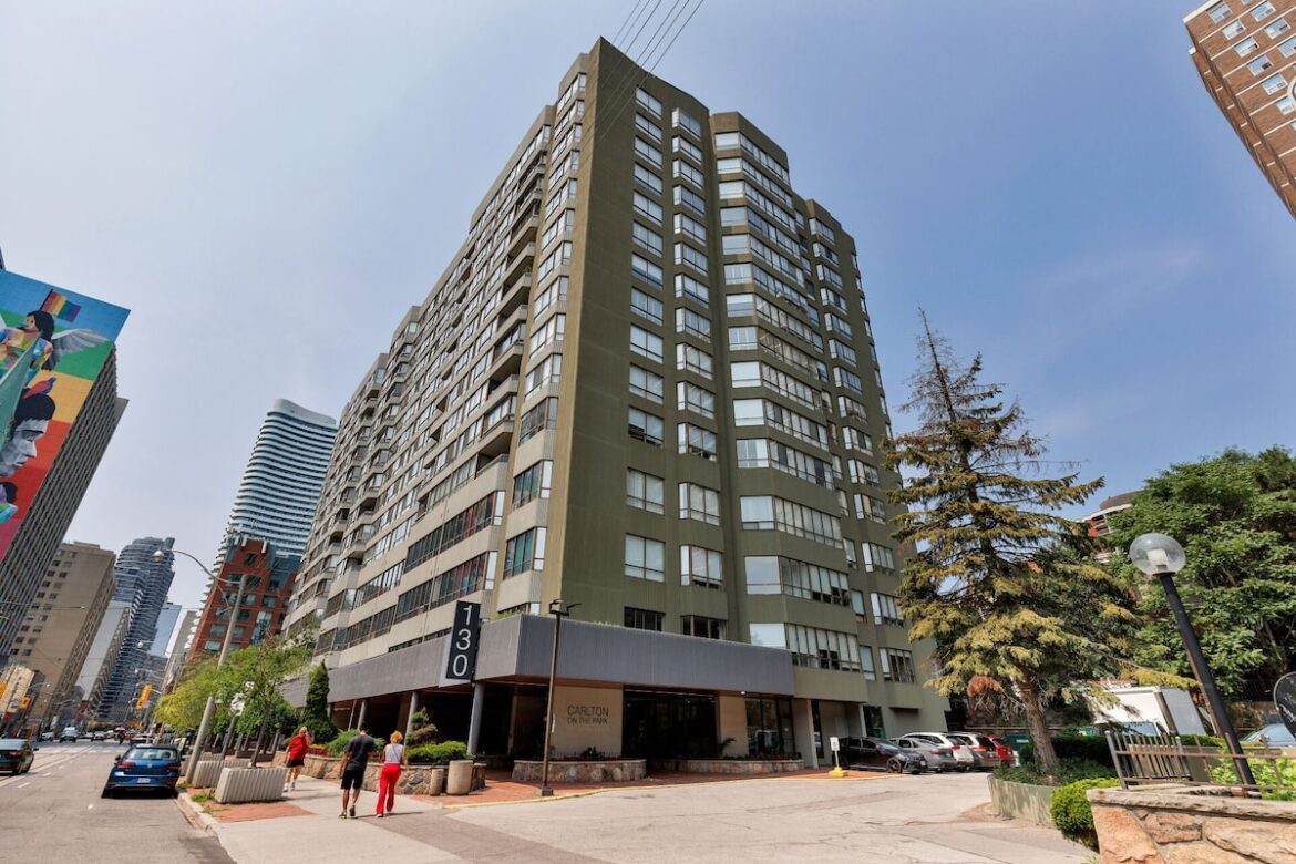 Buyers wrangle a discount on Allen Gardens condo Buyers wrangle a discount on Allen Gardens condo