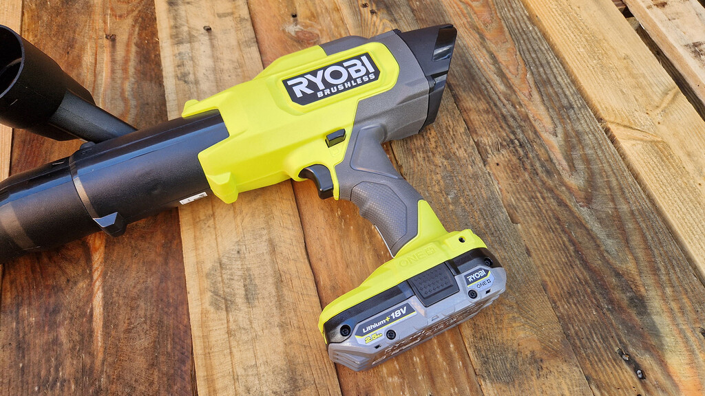 Ryobi RY18BLCXA-125 battery and control