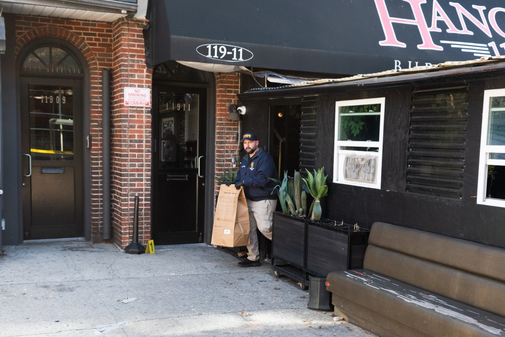 Man, 29, shot to death in Queens burger bar restaurant Man, 29, shot to death in Queens burger bar restaurant