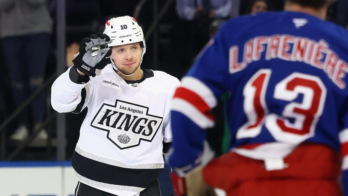 Panarin fist bump’s MSG reporter in return to Garden Panarin fist bump's MSG reporter in return to Garden