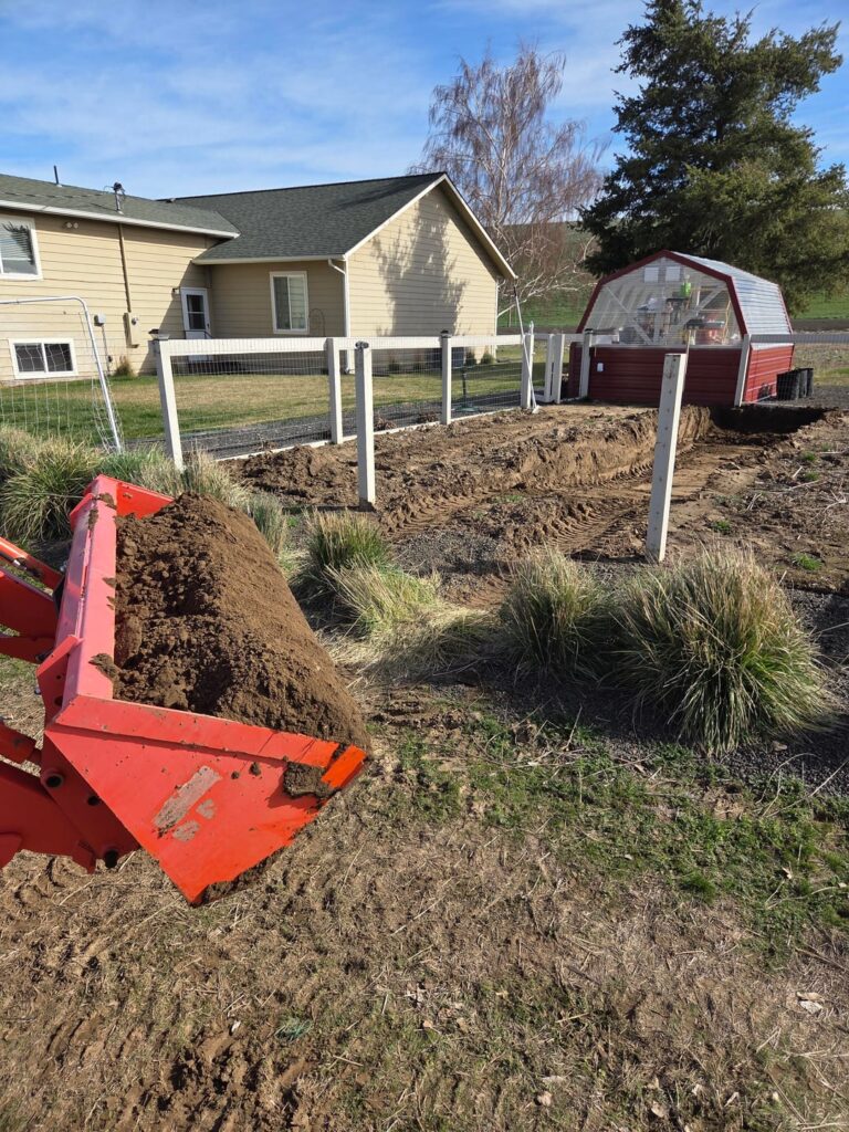 Lost toooo many dahlias last year to underground terrorists so decided to dig it ALL UP and put down 1/2" Wire Hardware Cloth to help prevent them from digging in again. 🤞