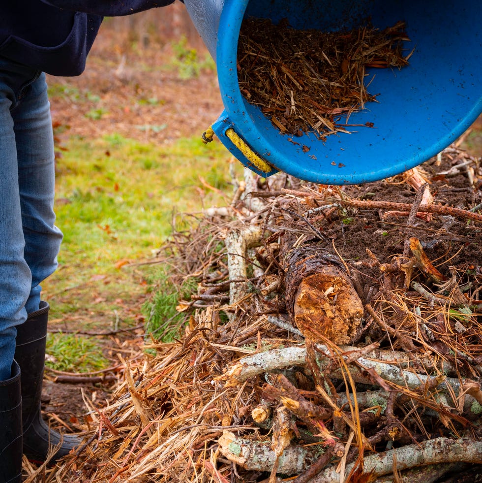 bulding a hugekultur raised bed as a method of sustainable zero waste farming permaculture
