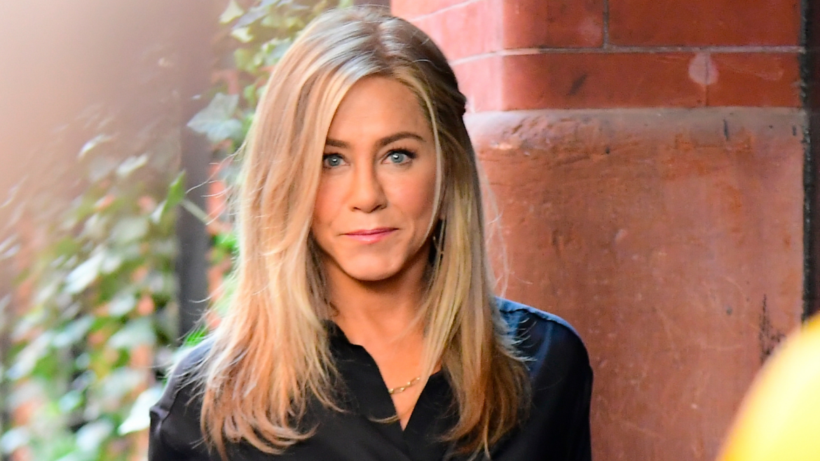 Jennifer Aniston’s Japanese-inspired poolside is a 2026 standout Jennifer Aniston