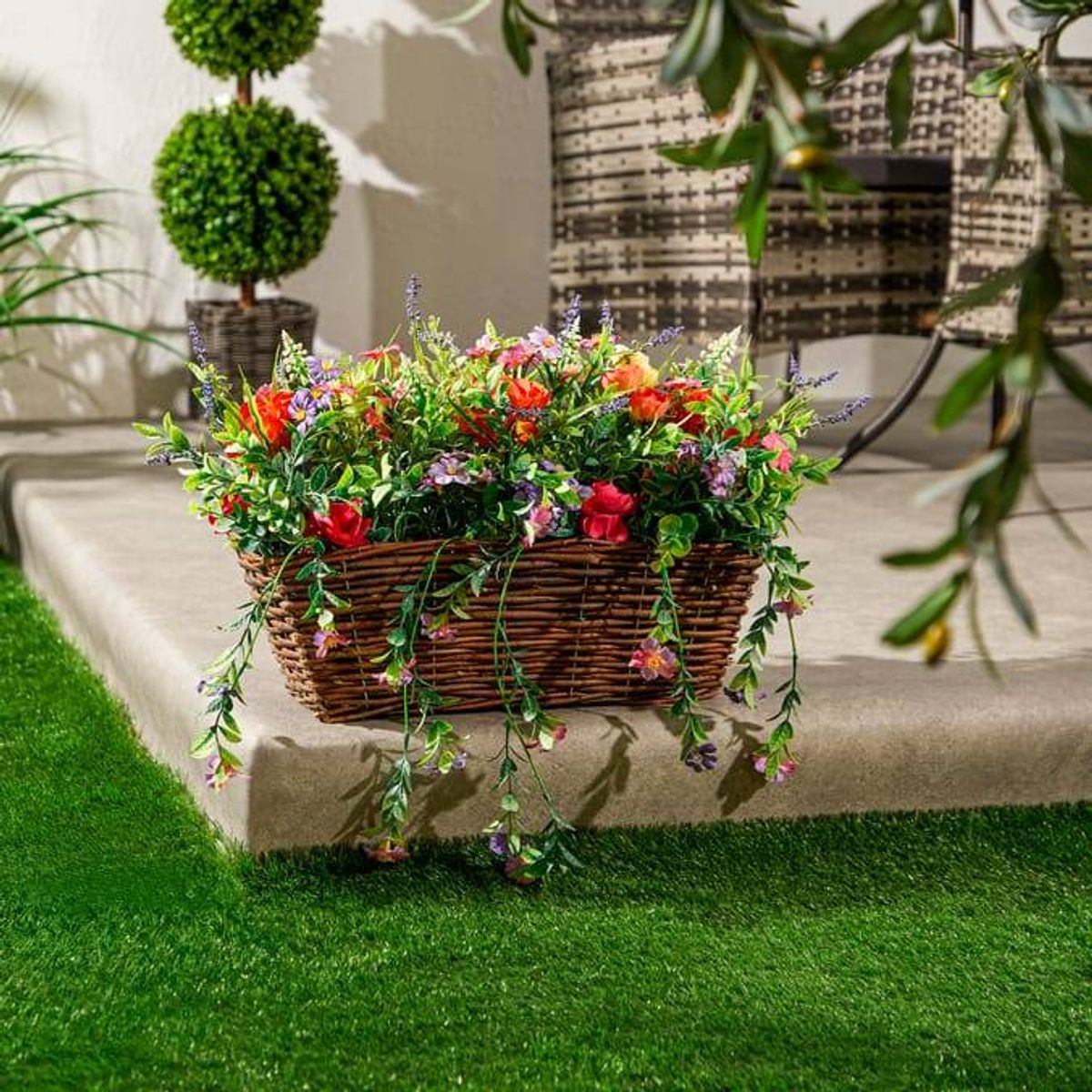 The Jardin Artificial Rattan Planter