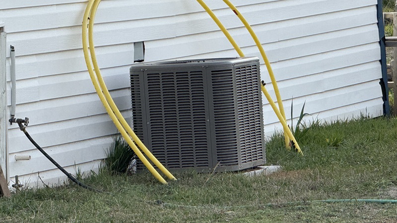 Pritchard neighbours forced to share water service via garden hose following main break Pritchard neighbours forced to share water service via garden hose following main break