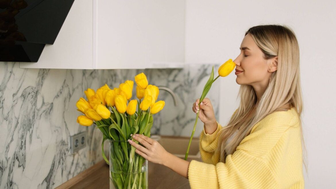 Stop tulips drooping in vases by doing gardener’s easy 3-second task Devon Live