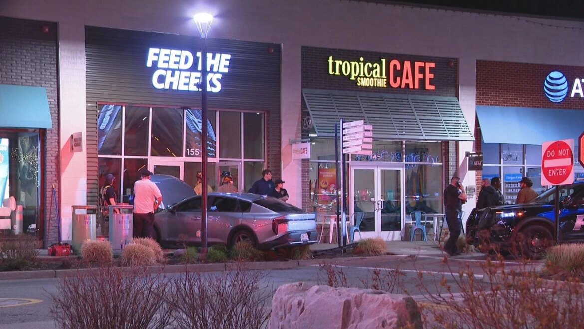 Garden City business forced to temporarily close after car drives into building station icon