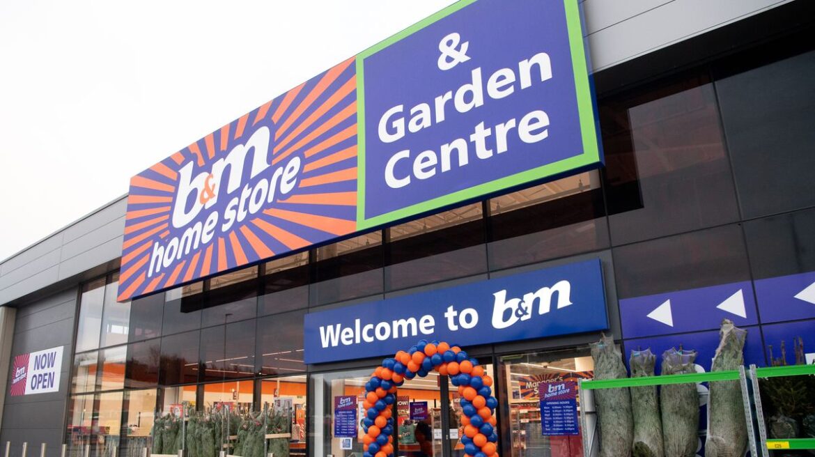 B&M’s ‘luxury’ garden item perfect for outdoor dining is £269 cheaper than Dunelm Daily Record