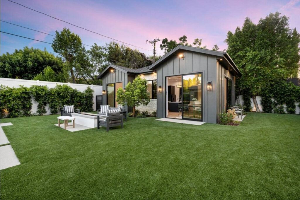 Gardener Says Her “Dark-Themed” Front Yard Is Making Neighbors Uncomfortable, Now People Are Complaining — “They Say It’s Creepy and Scaring Their Kids” Lovely Garden Roots