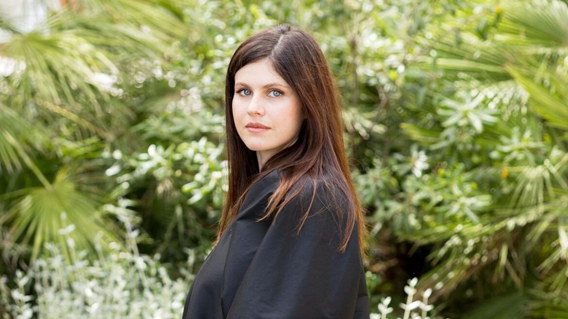 Alexandra Daddario’s Private Poolside Oasis Is a Lesson in Layered Greenery – It Revolutionizes High-End Garden Screening for 2026