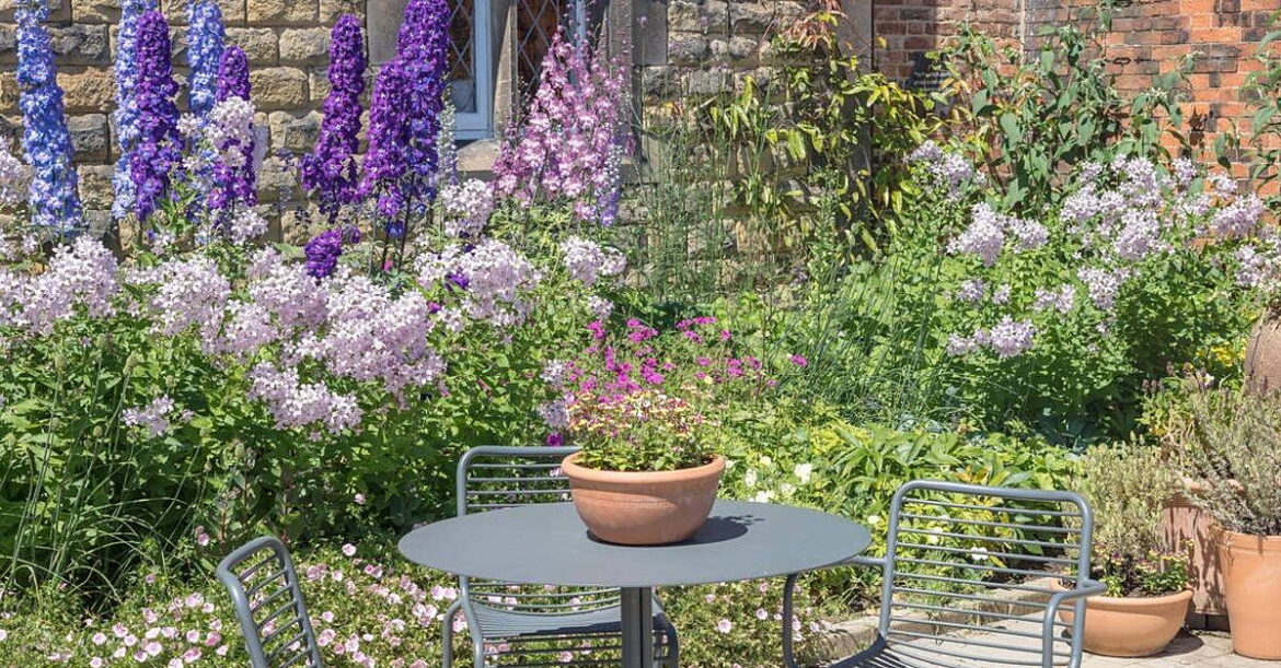 How to create a cottage garden in a small space