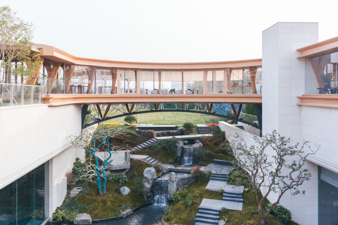 Timber Structure Pedestrian Bridge of Yitaiyipin Garden / GREEN ARCHITECTS + gad