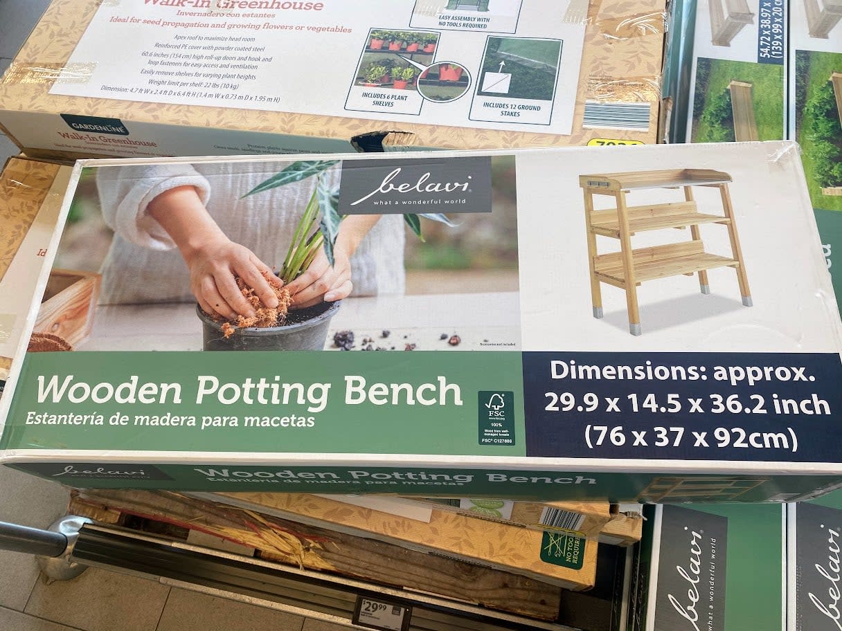 Box for a Belavi wooden potting bench, showing a person potting a plant on the left and a photo of the assembled bench on the right with dimensions 29.9 x 14.5 x 36.2 inches (76 x 37 x 92 cm).