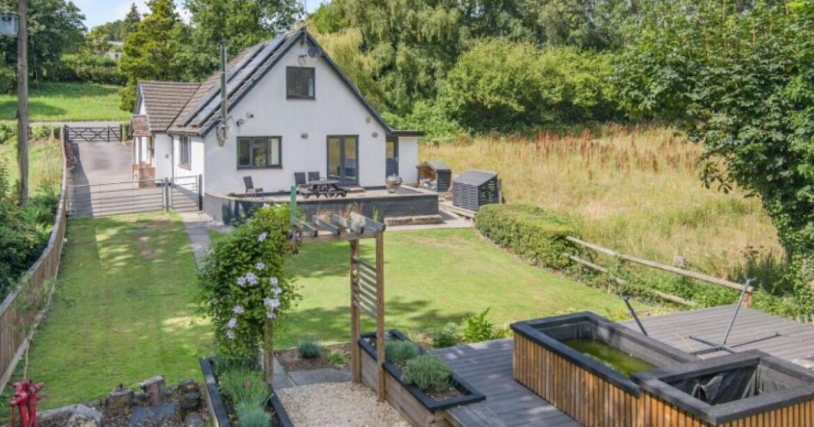 Four-bedroom house with garden in Glascoed for sale
