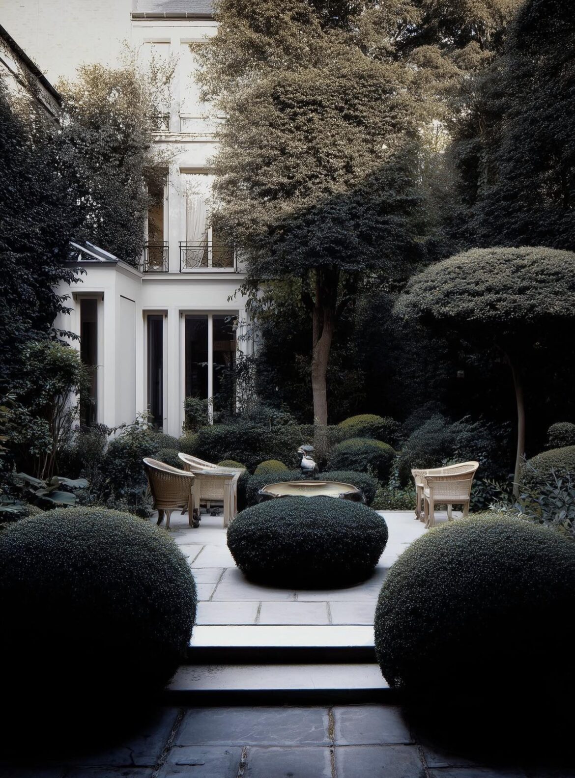 Playful geometric hedges add a tailored fun vibe.