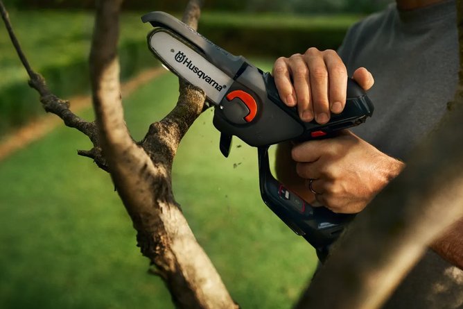 Husqvarna Aspire Pruner 18V Kit with 2.5Ah Battery and 2.5Ah Charger.