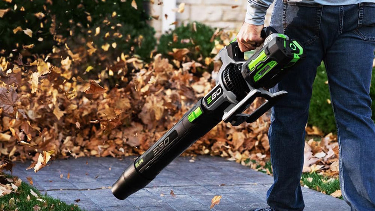 The 90-minute runtime means you can get through large yards without stopping.