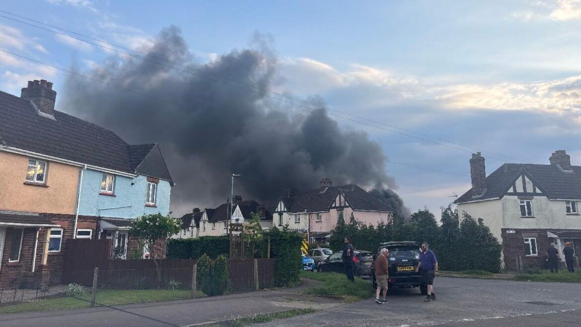 Huge plumes of smoke as crews tackle garden fire