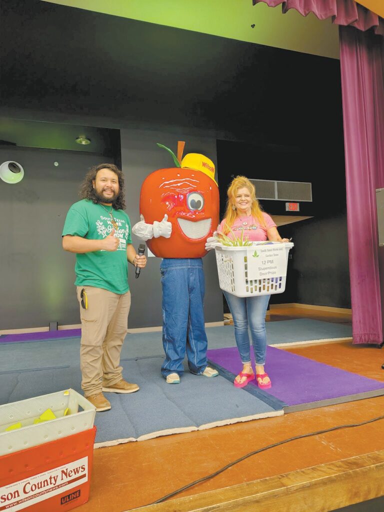 Denice Lyssy of Floresville, noon prize winner