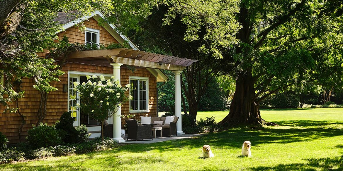 A Hamptons Guest Cottage Gets the Anti-Beachy Update from Clive Lonstein A Hamptons Guest Cottage Gets the Anti-Beachy Update from Clive Lonstein