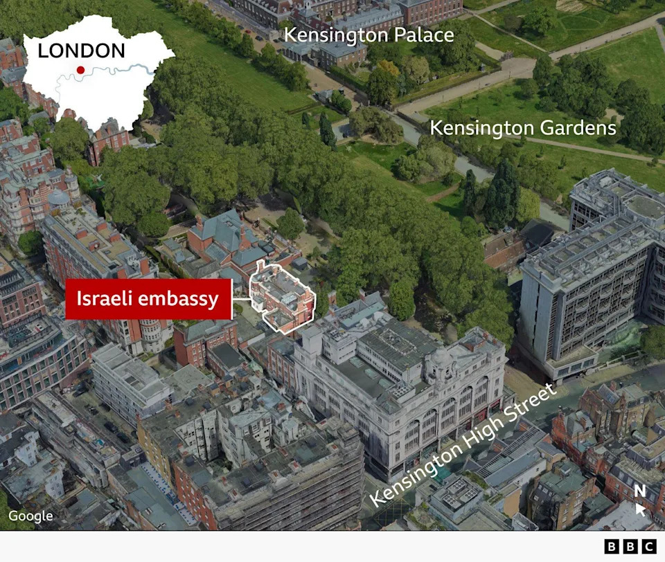 A labelled aerial map of Kensington in London showing the Israeli embassy marked in red among surrounding streets and buildings, with Kensington Palace and Kensington Gardens nearby. An inset map highlights London’s location within the UK.