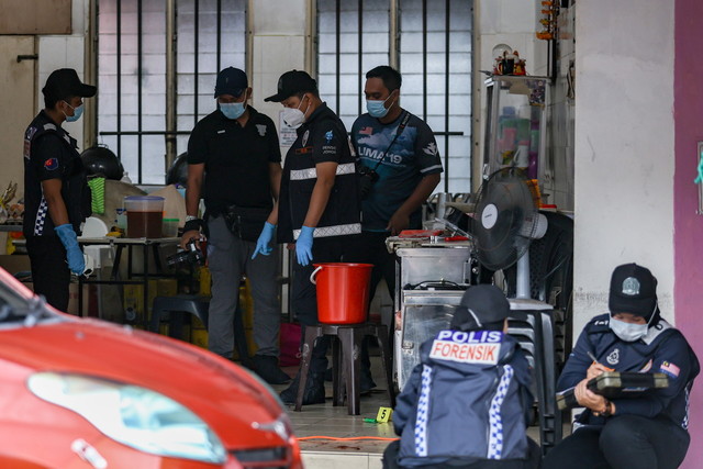 Elderly gardener remanded 7 days for killing three in Kota Tinggi Elderly gardener remanded 7 days for killing three in Kota Tinggi