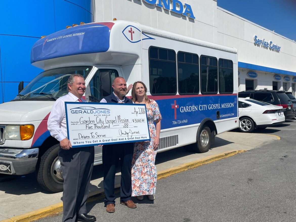Garden City Gospel Mission receives new bus from Gerald Jones Auto Group