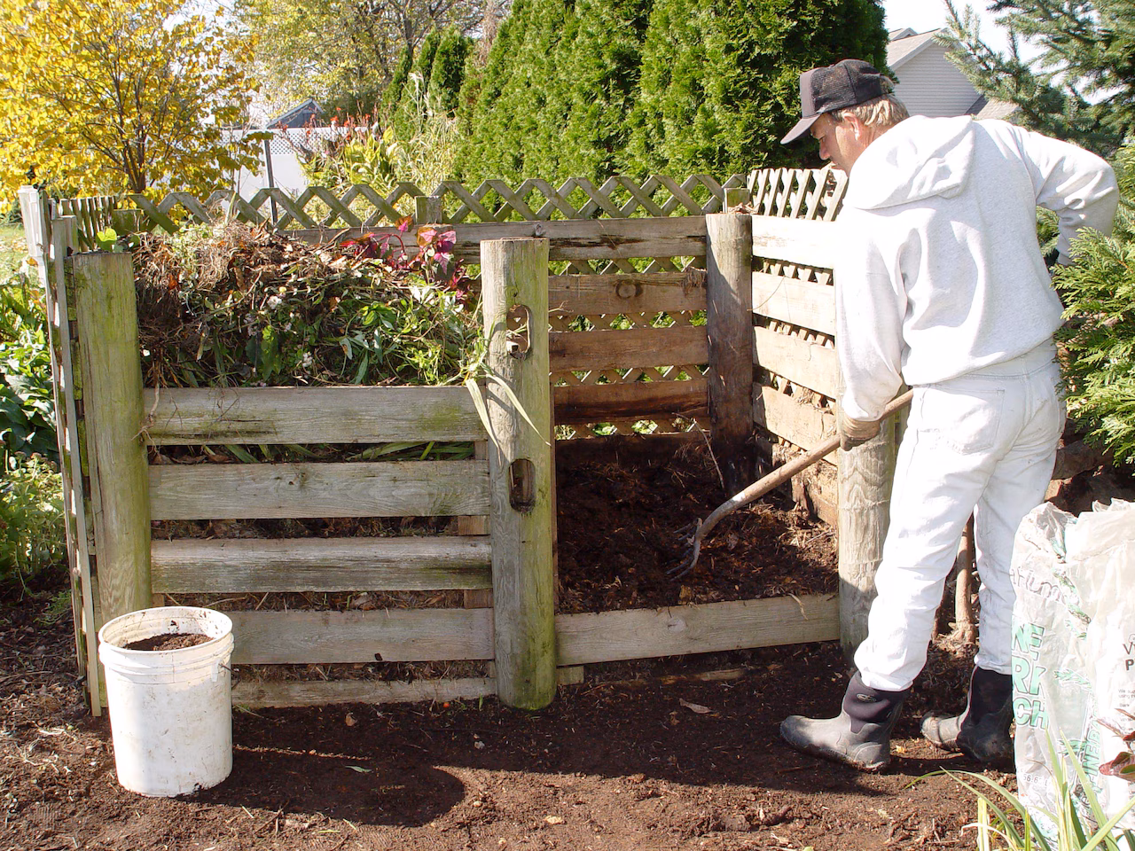 A two-bin composting station