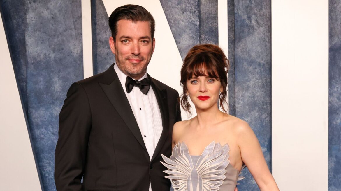Zooey Deschanel’s Relaxed Backyard Is On Trend For 2026 Zooey Deschanel and Jonathan Scott'