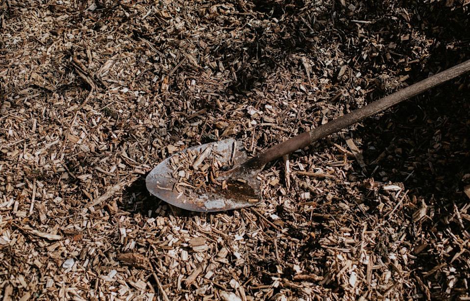 simple image of a spade among a pile of woodchips