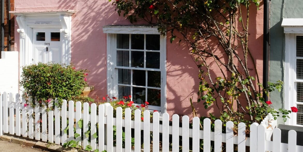 These 4 Garden Fence Colours Could Already Be Knocking Value Off Your Home These 4 Garden Fence Colours Could Already Be Knocking Value Off Your Home