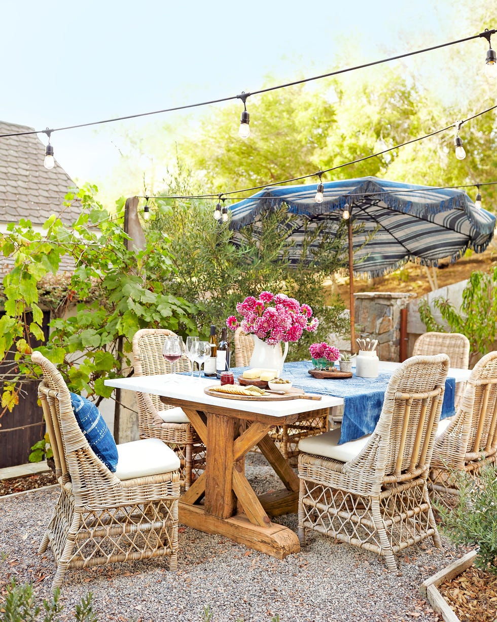 outdoor dining room