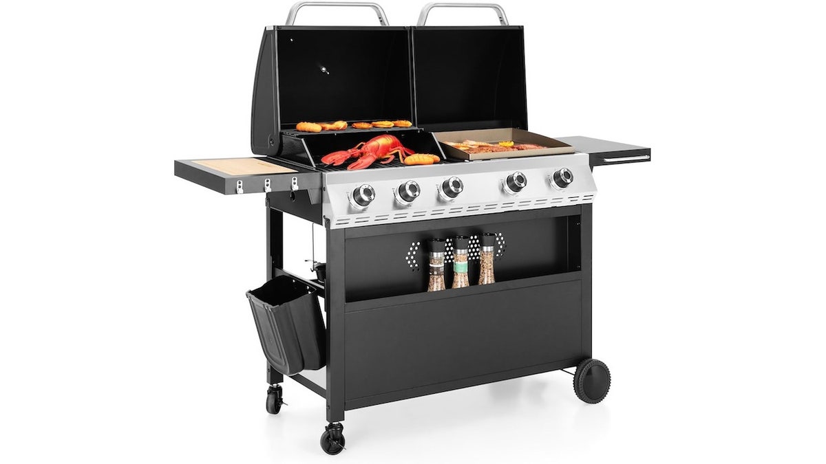 Use the dual grill and griddle to make whole meals at once.