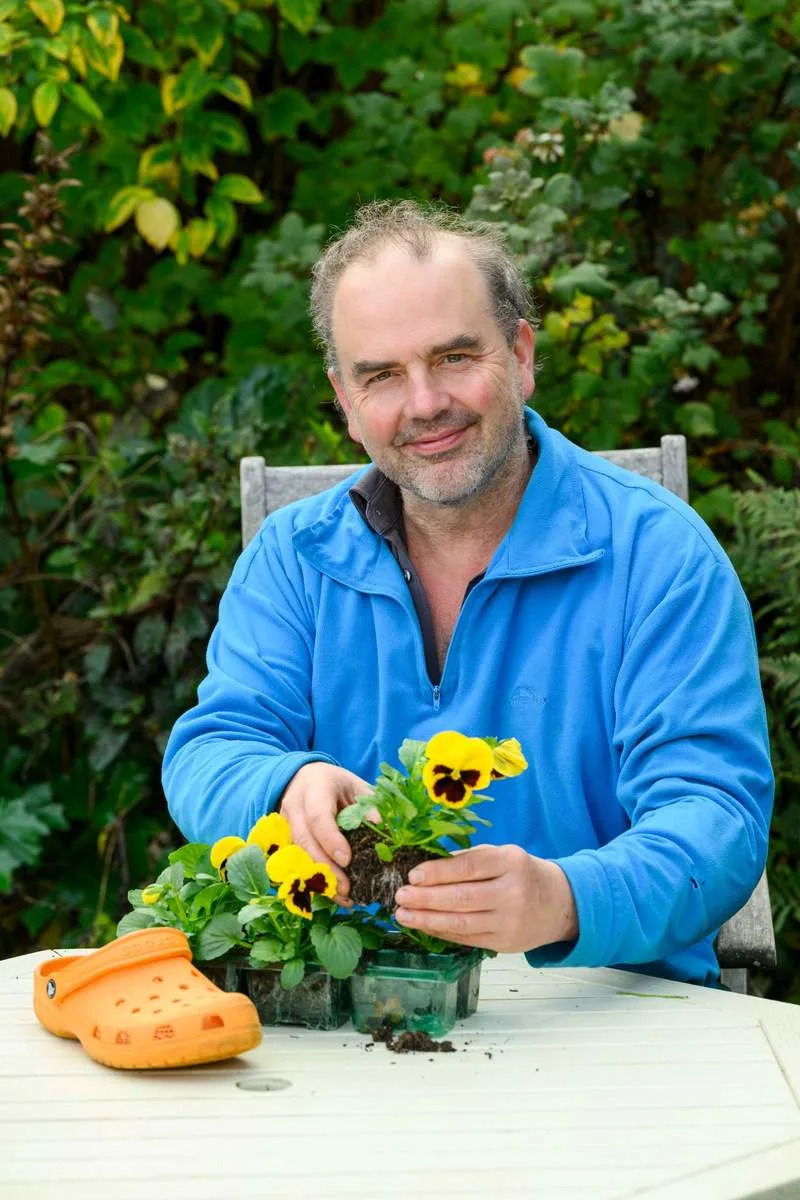 Potato-and-feather bird deterrents, bindweed “tea” fertiliser, and a no-dig potato tower: this gardener’s hacks are anything but boring. Which seven tricks does gardener, author and influencer Simon Akeroyd swear by and which will make the biggest difference in your garden? Jason Ingram/Dorling Kindersley/PA Wire/dpa