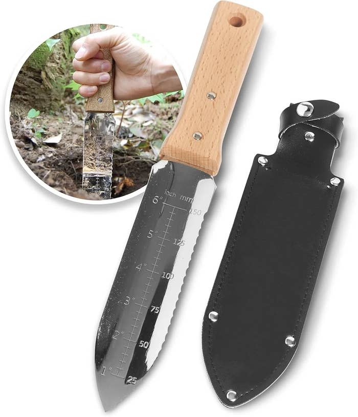 Garden knife with wooden handle, serrated blade, and measuring marks. Includes a black sheath. Circular inset shows the knife in use