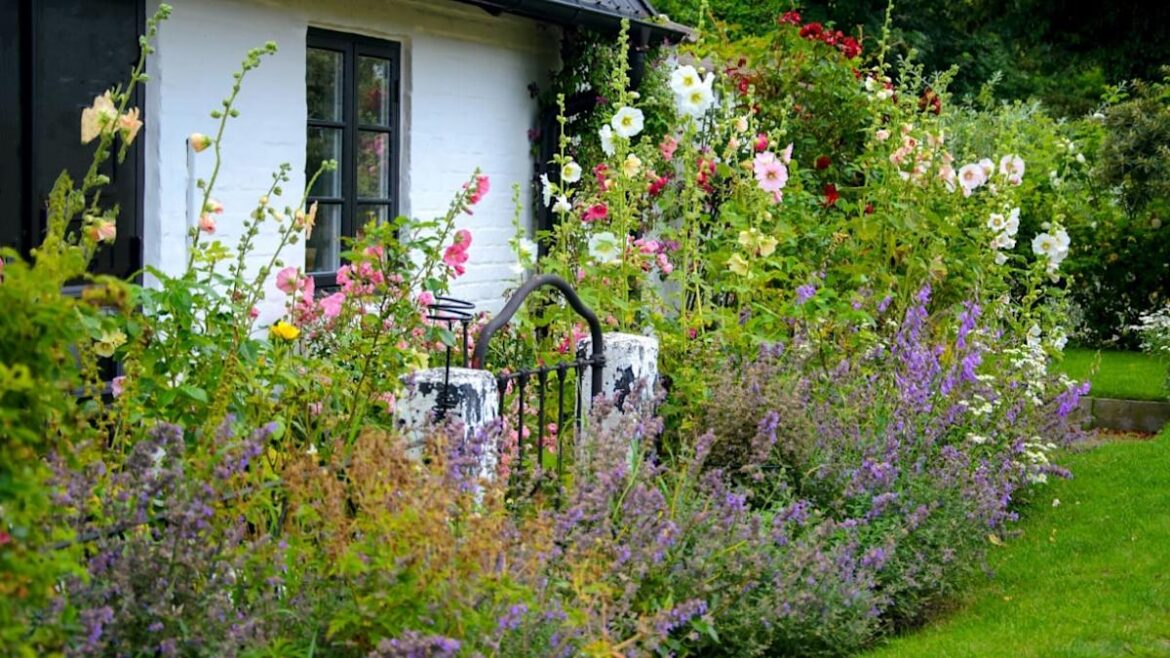 Follow These 12 Steps for the Cottage Garden You’ve Always Dreamed of This April Follow These 12 Steps for the Cottage Garden You've Always Dreamed of This April