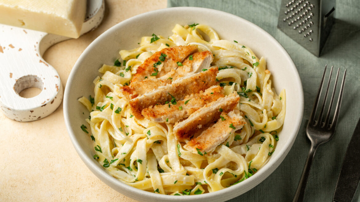 What Gives Olive Garden's Alfredo Sauce An Irresistible Edge (It's So Easy!)