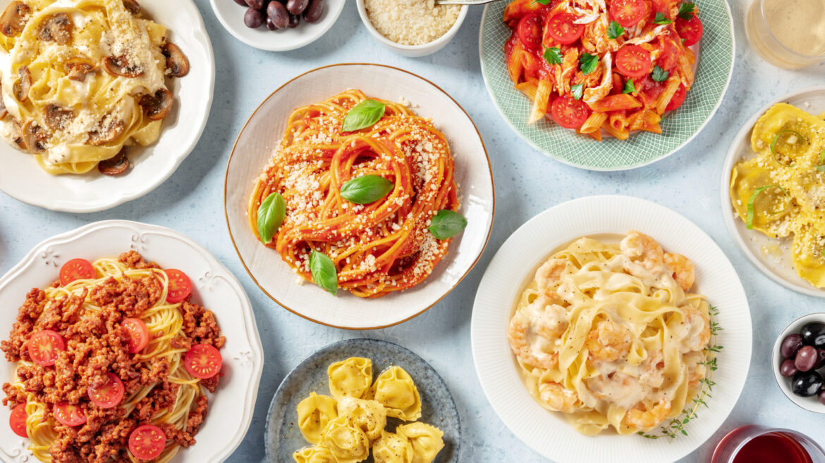 Why You Should Ditch Store-Bought Pasta Sauce For Olive Garden's Take-Home Tubs