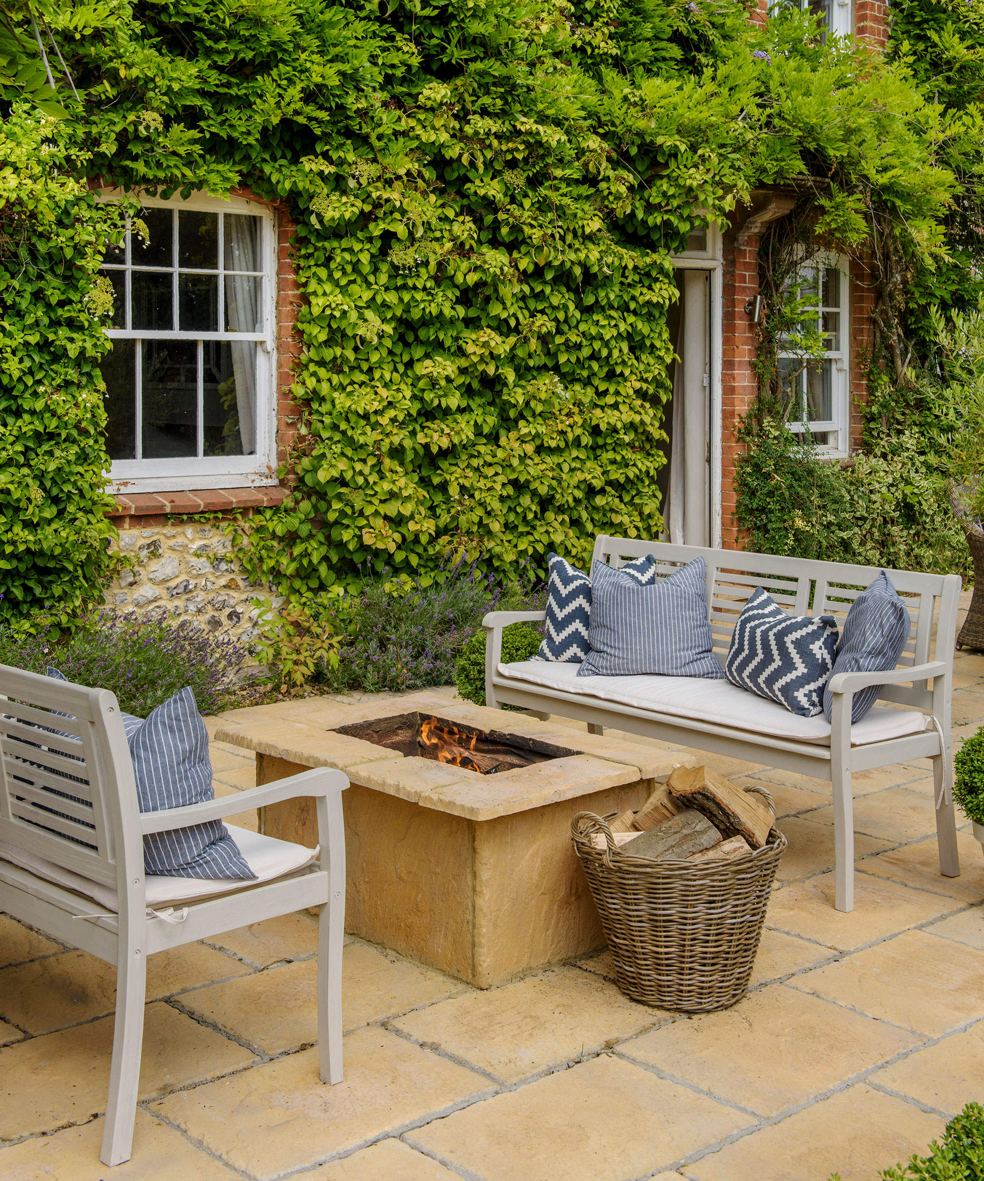 Outdoor fireplace ideas with table fire