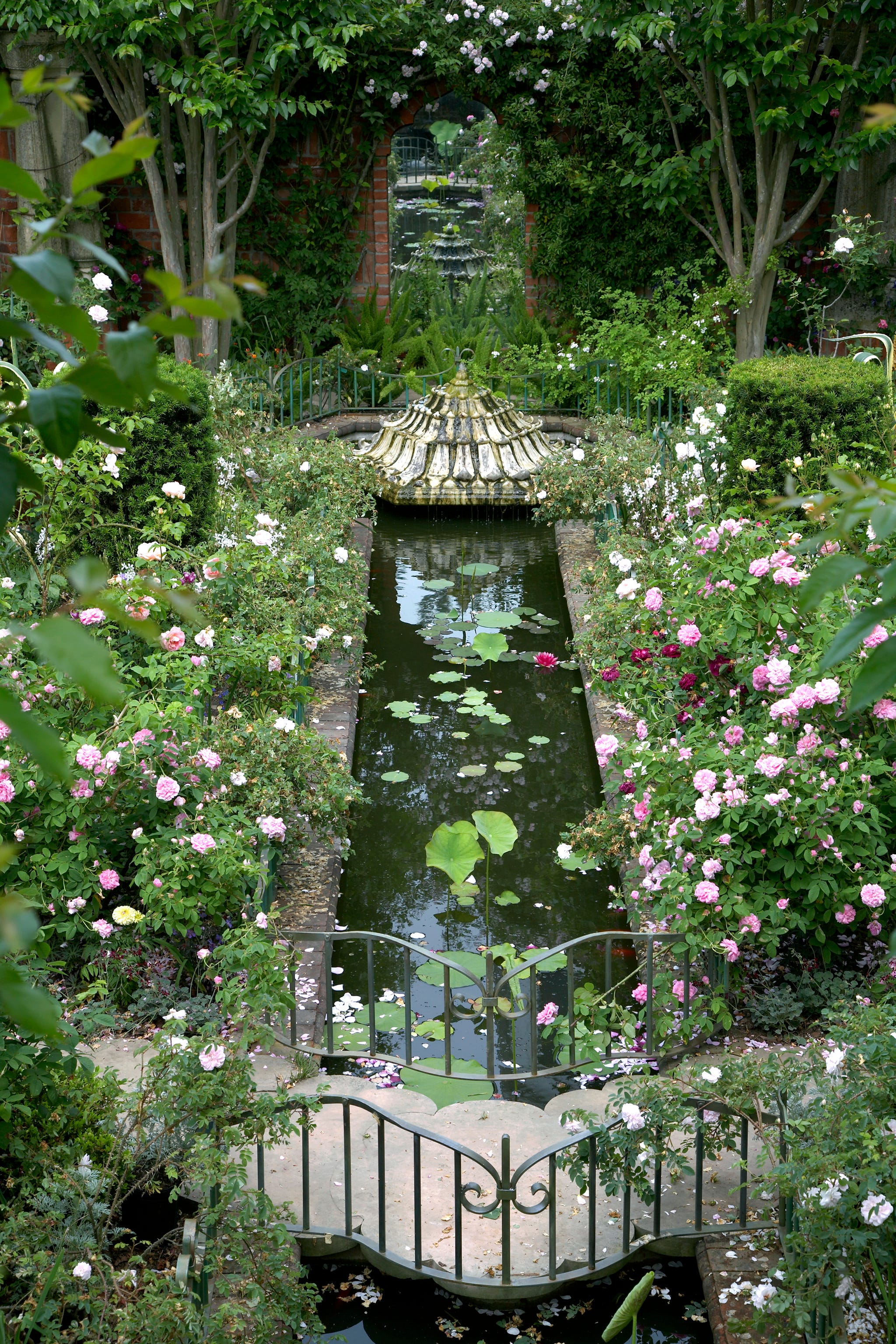 VER080117_102 water freature in Hamptons garden