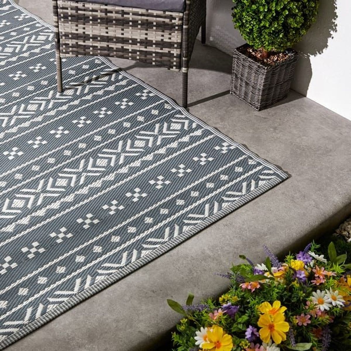 Home Bargains Jardin Garden Rug - Grey Pattern