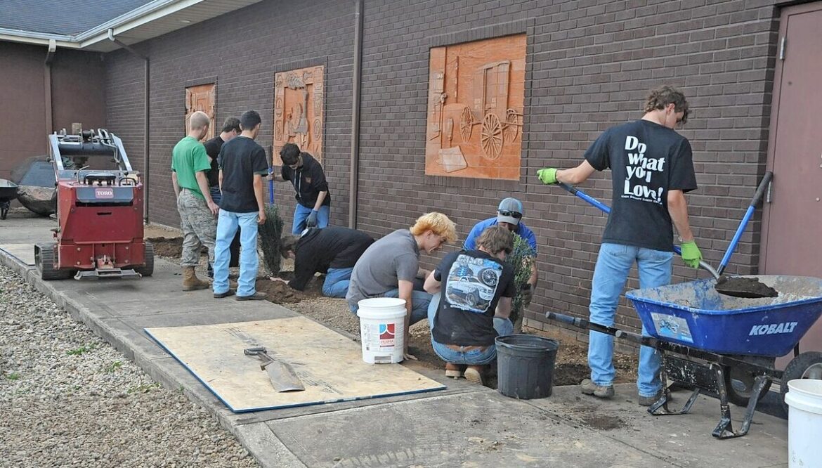 Garden club, KCCC students improve Knox County Historical Society museum facade