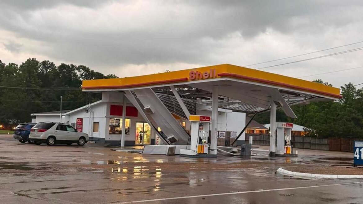 Major tornado tears through Franklin County; Reports of trapped residents, destroyed homes Major tornado tears through Franklin County; Reports of trapped residents, destroyed homes