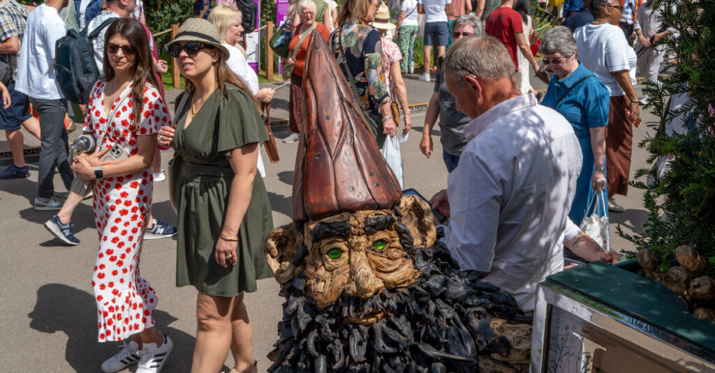 At Chelsea Flower Show, a Gnome Controversy and Some ‘Good British Madness’ At Chelsea Flower Show, a Gnome Controversy and Some ‘Good British Madness’