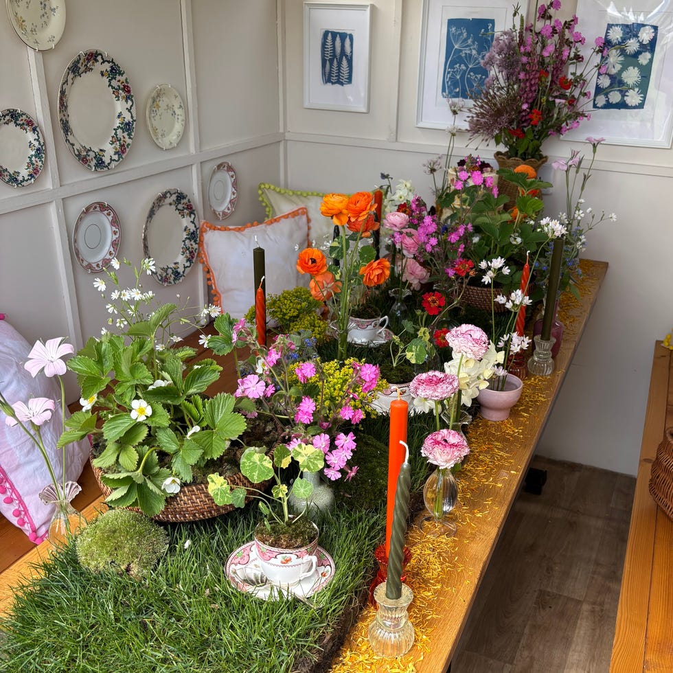 Table beautifully decorated with flowers and decorative items table beautifully decorated with flowers and decorative items